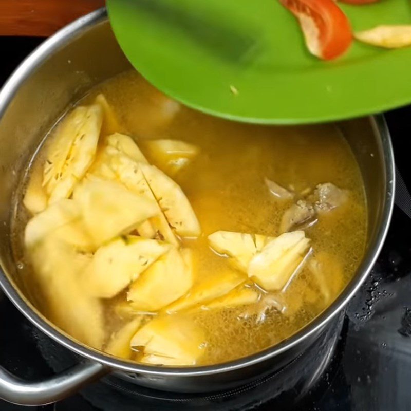 Step 3 Cooking chicken soup Sour chicken soup