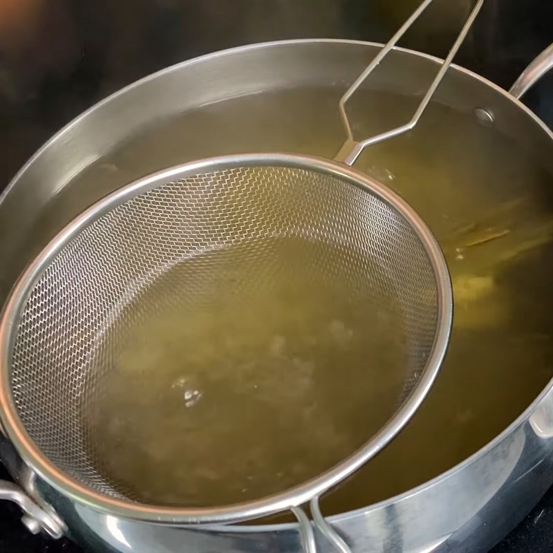 Step 5 Cook the crab meat for crab vermicelli