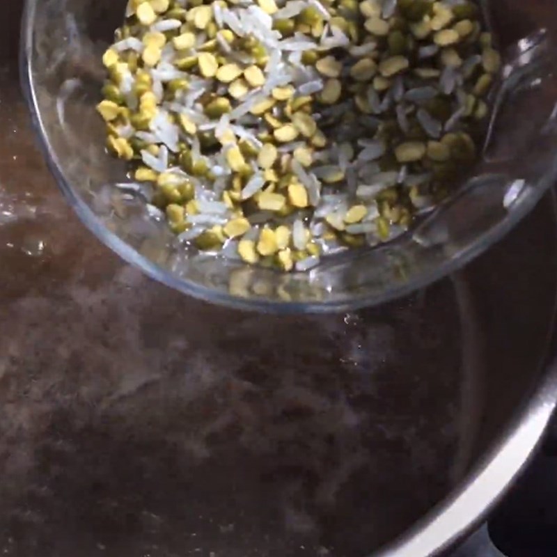 Step 3 Cook the porridge Beef rib porridge with mung beans