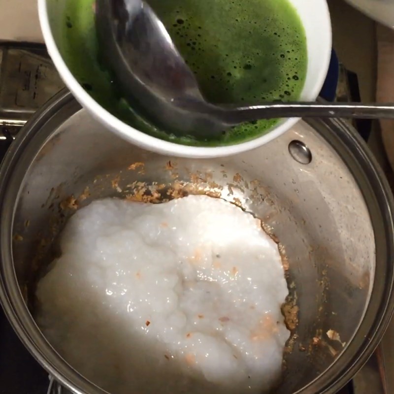 Step 3 Cook the porridge Salmon porridge with water spinach