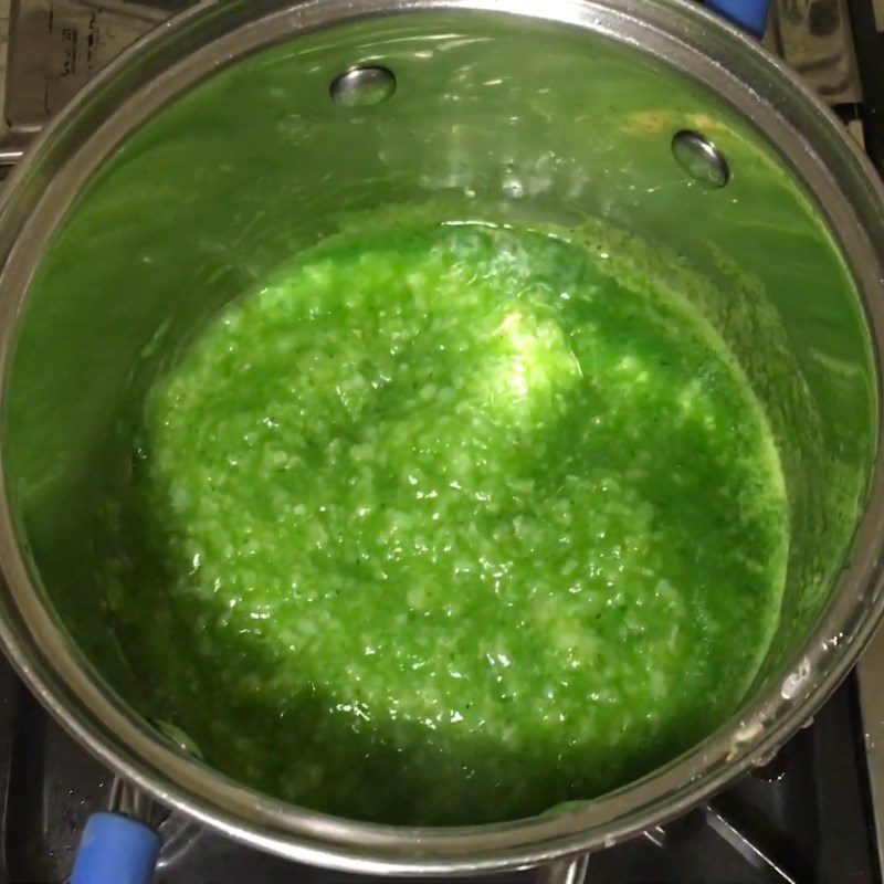 Step 4 Cook the porridge Salmon porridge with spinach