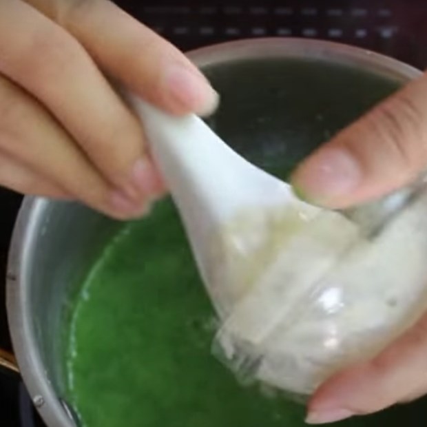 Step 3 Cooking the porridge Moringa vegetable porridge with clams