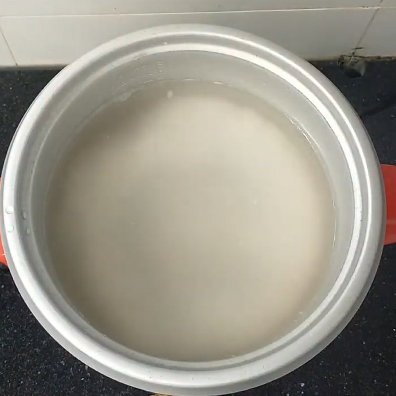 Step 1 Cook white porridge for pandan leaf porridge