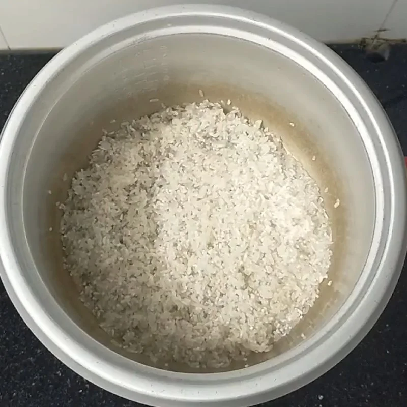 Step 1 Cook white porridge for pandan leaf porridge