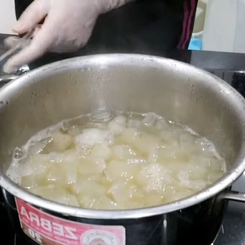 Step 2 Cook Longan and Aloe Vera Dessert