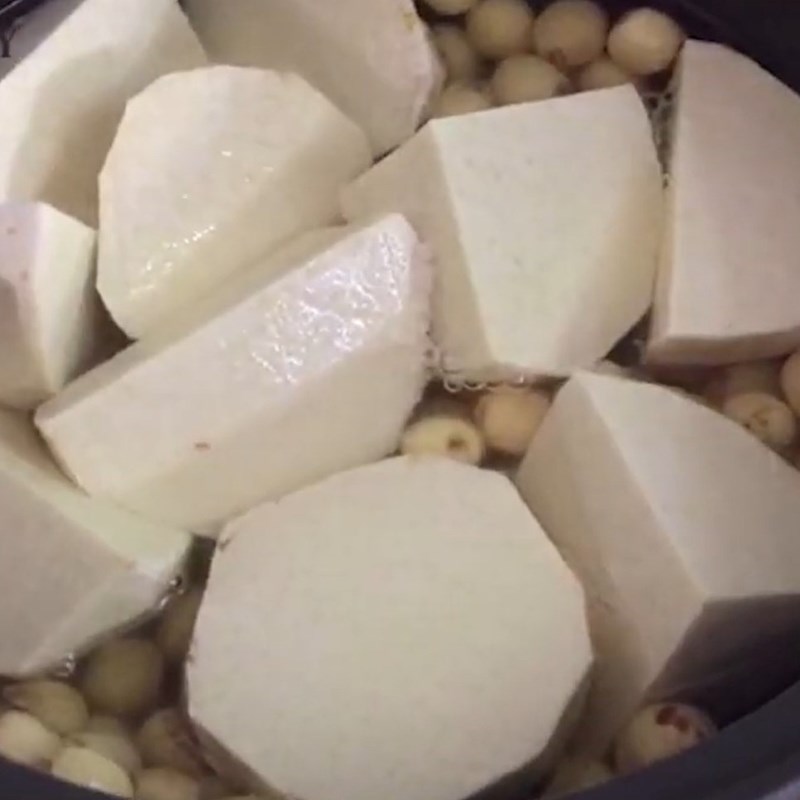Step 2 Cook the lotus seeds and taro for Lotus Seed and Taro Milk for babies
