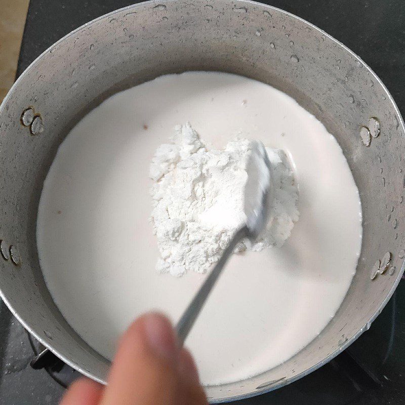 Step 2 Cook the mixture of ice cream powder Fruit banana ice cream