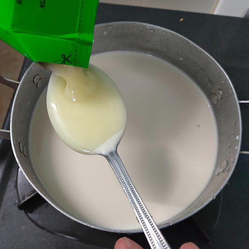 Step 2 Cook the mixture of ice cream powder Fruit banana ice cream