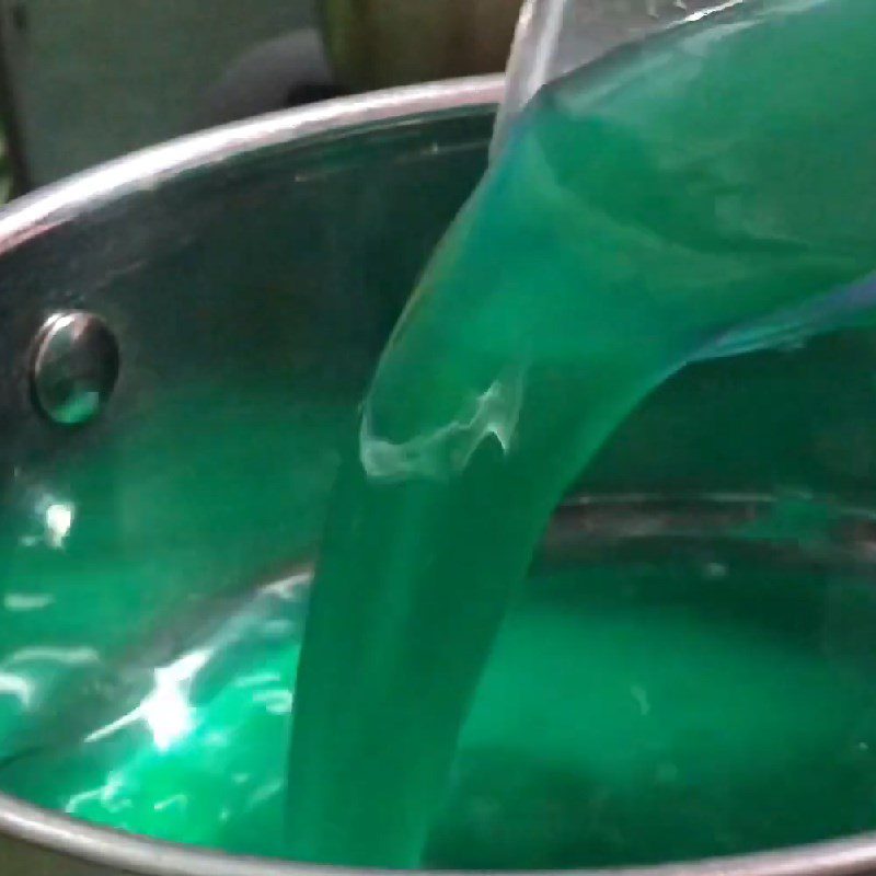 Step 2 Cook the jelly powder mixture for bubble tea jelly