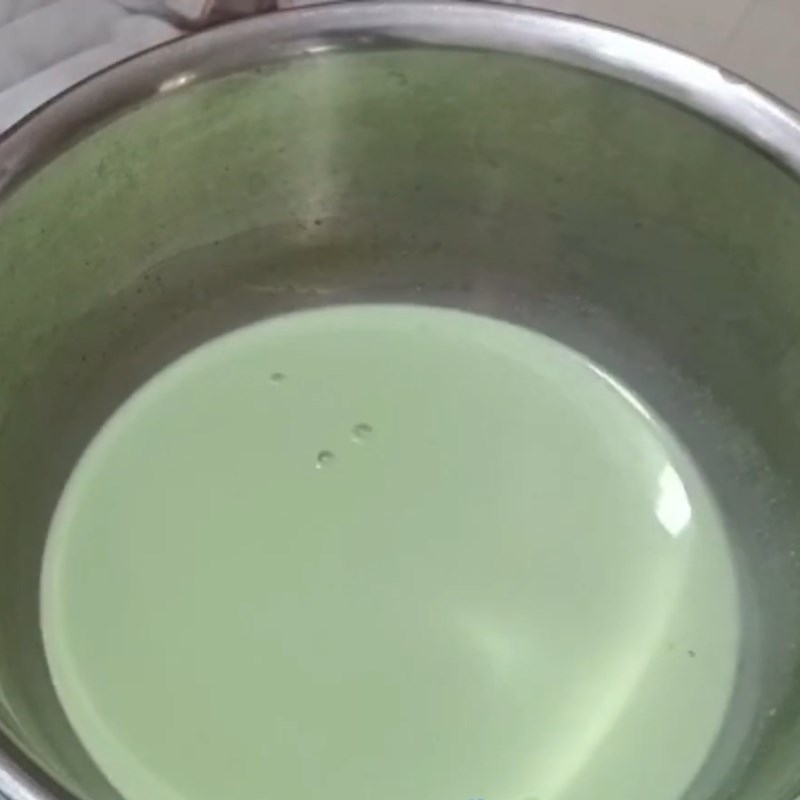 Step 3 Cook the pandan leaves mixture with eggs Pandan leaves cream