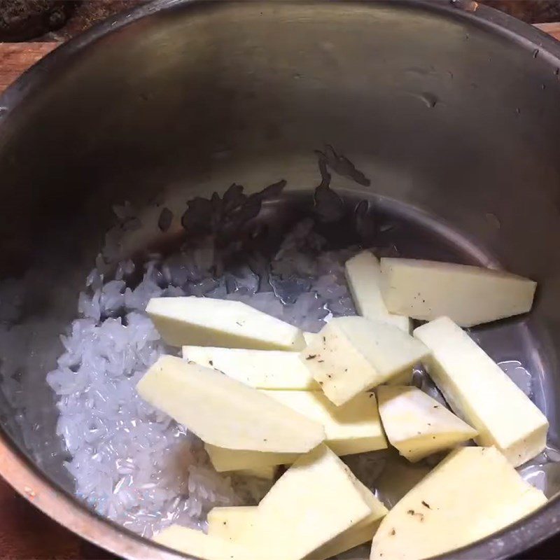 Step 3 Cook the porridge Goat meat porridge with taro and chrysanthemum greens