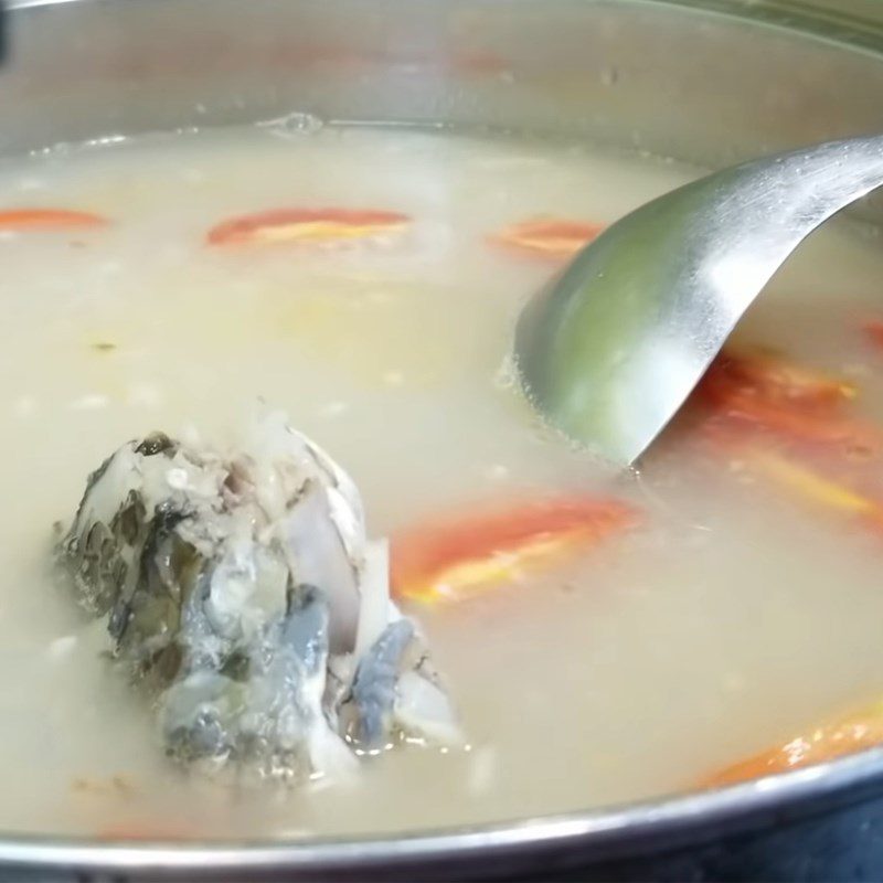 Step 4 Cook the hotpot for sour snakehead fish hotpot