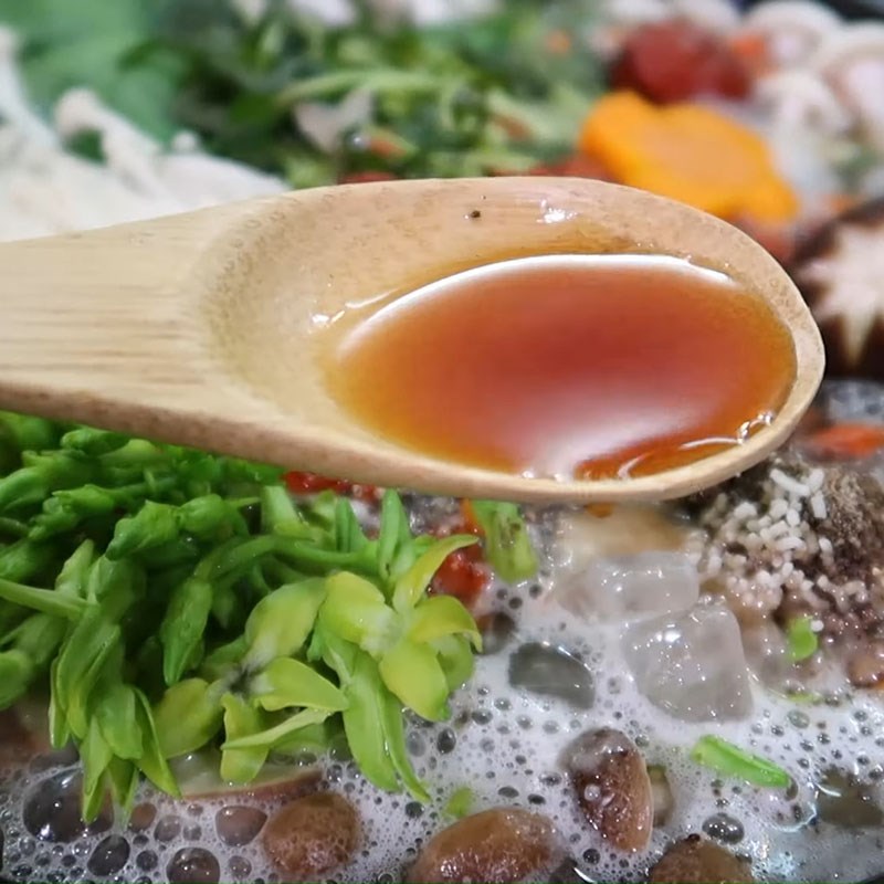 Step 5 Cooking seafood mushroom hotpot