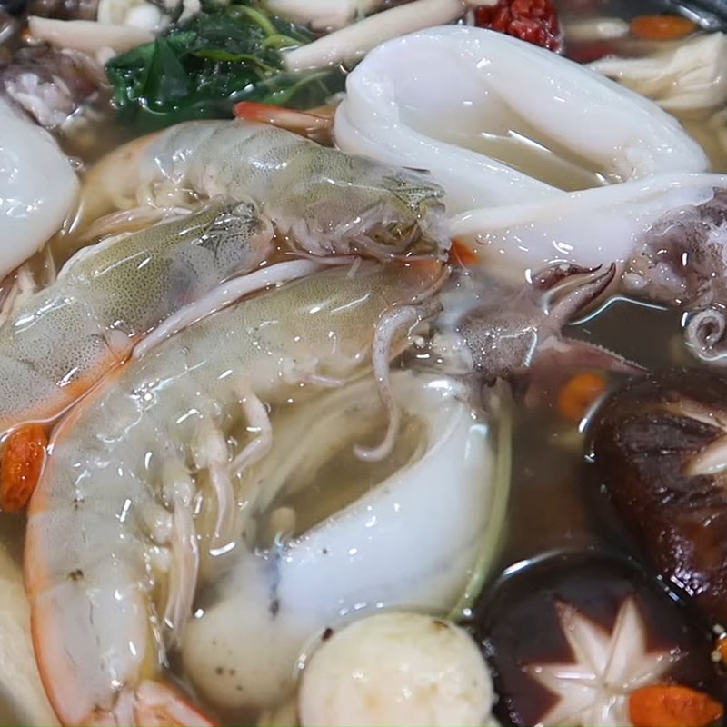 Step 5 Cooking seafood mushroom hotpot