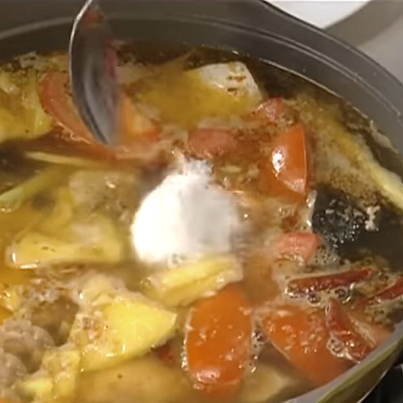 Step 4 Cook the hot pot Fish head hot pot with dried chili