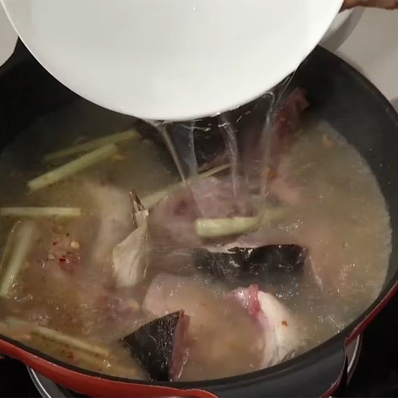 Step 5 Cook the hotpot Snakehead fish hotpot with Kèo nèo vegetables