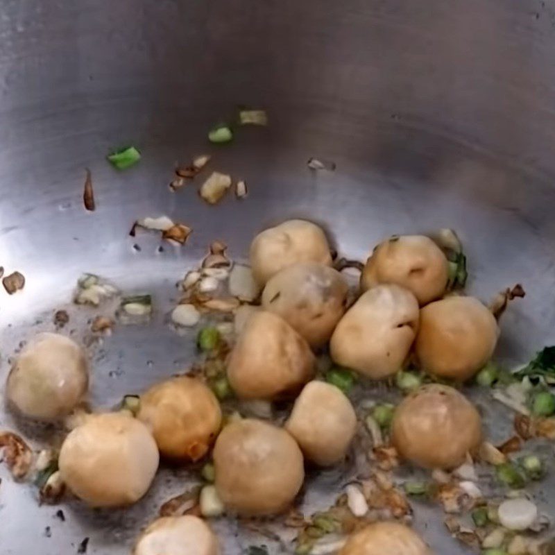 Step 4 Cook the hotpot for snakehead fish hotpot