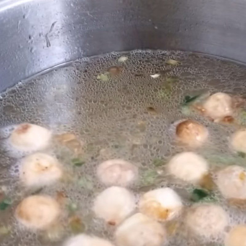 Step 4 Cook the hotpot for snakehead fish hotpot