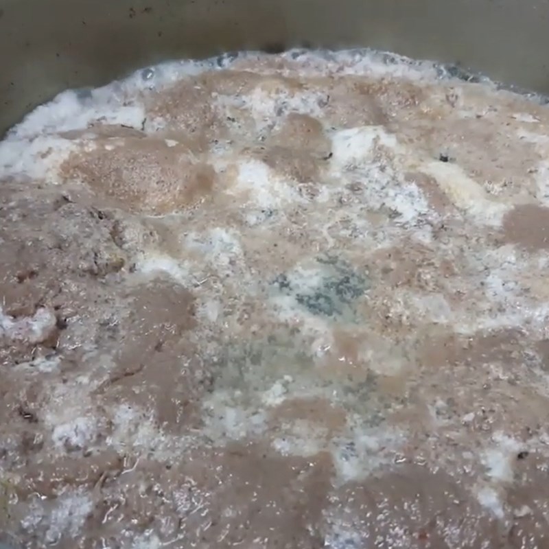 Step 4 Cook the hotpot for the Mekong Delta seafood crab hotpot