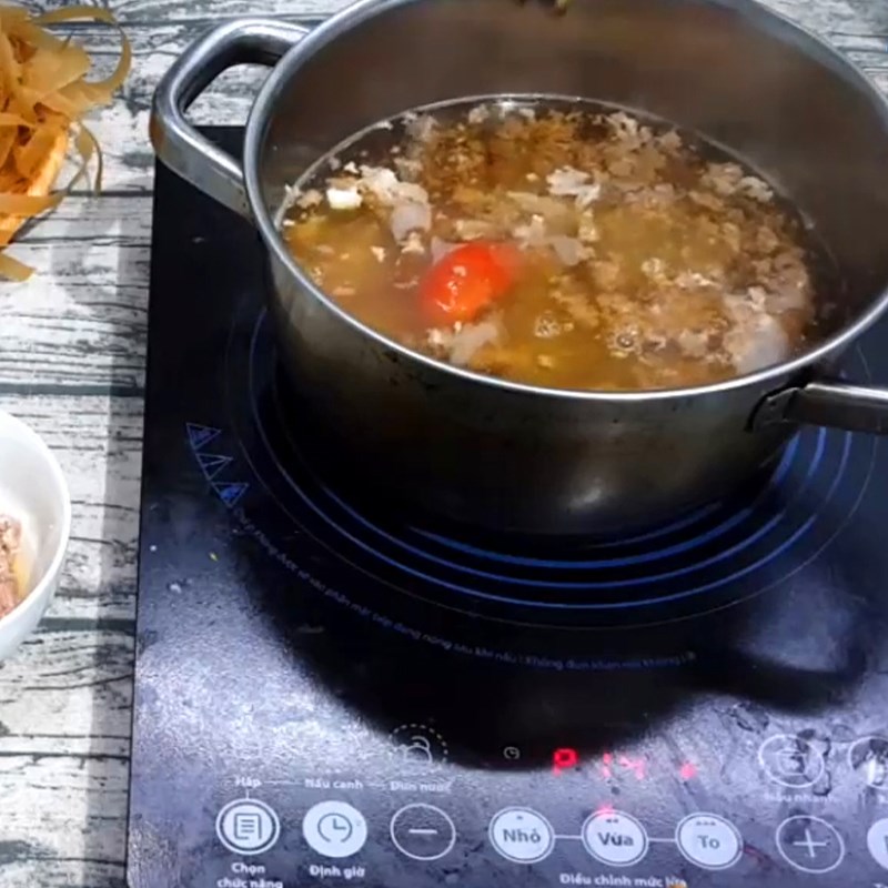 Step 4 Cooking Southern Crab Hot Pot with Seafood