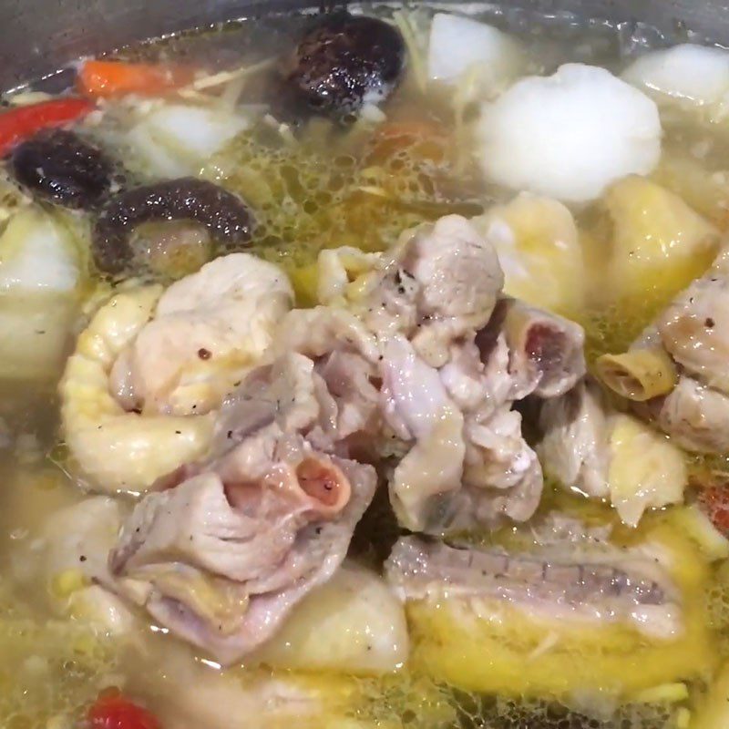 Step 5 Cooking chicken lemon leaf hot pot