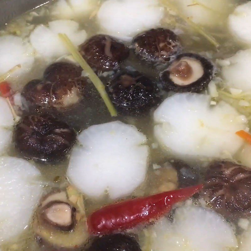 Step 5 Cooking chicken lemon leaf hot pot
