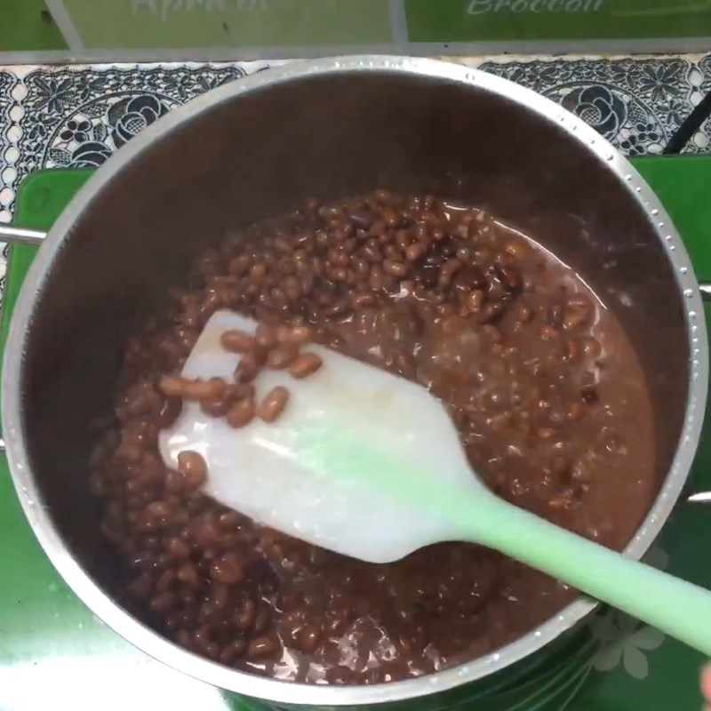 Step 4 Cook the red beans until soft red bean milk
