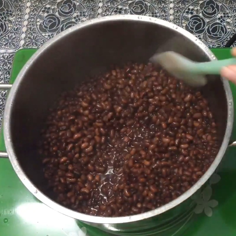 Step 4 Cook the red beans until soft red bean milk