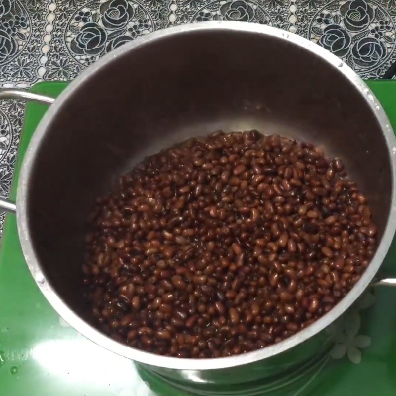Step 4 Cook the red beans until soft red bean milk