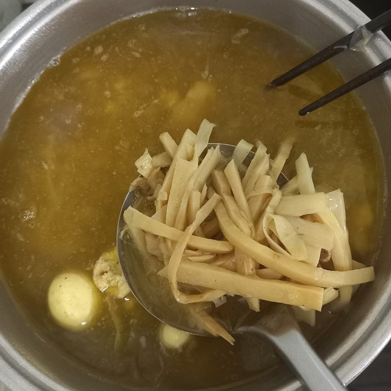 Step 4 Cooking chicken bamboo shoot vermicelli