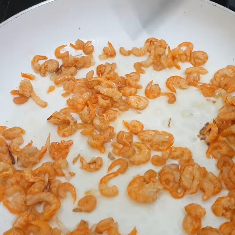 Step 4 Cook coconut milk and stir-fry dried shrimp Sticky rice with peanuts