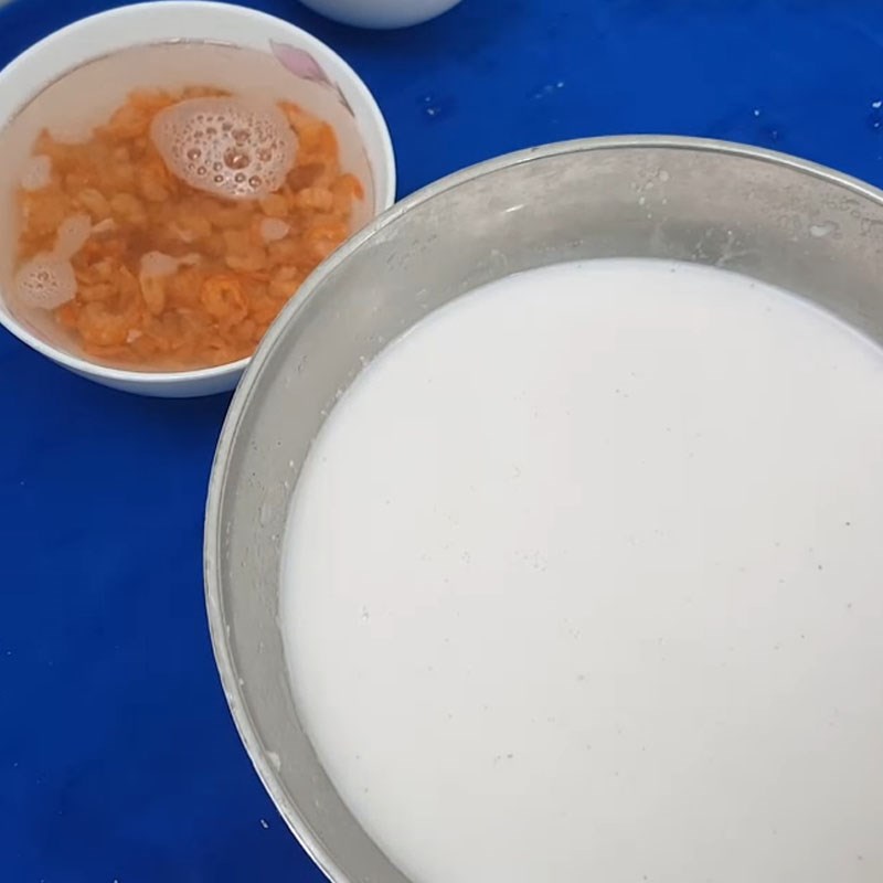 Step 4 Cook coconut milk and stir-fry dried shrimp Sticky rice with peanuts