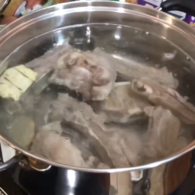 Step 2 Cook the broth for Beef Rib Hotpot