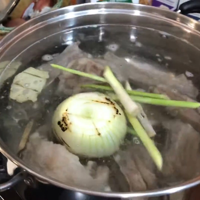 Step 2 Cook the broth for beef rib hot pot