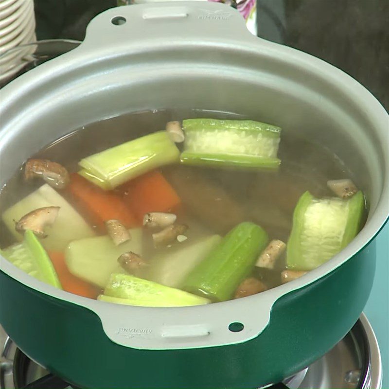 Step 2 Cook Broth for Gia Lai Dry Pho