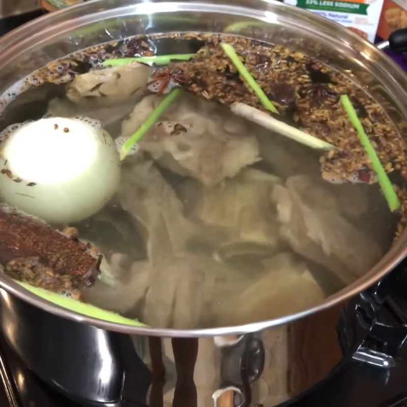 Step 2 Cook the broth for beef rib hot pot