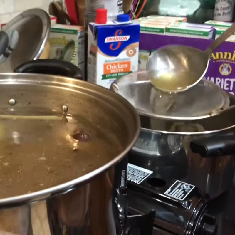Step 2 Cook the broth for beef rib hot pot