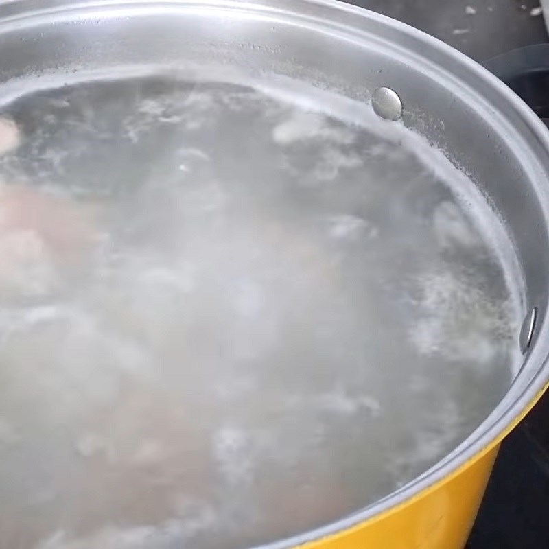 Step 4 Cooking the broth for shrimp and pork leg noodle cake