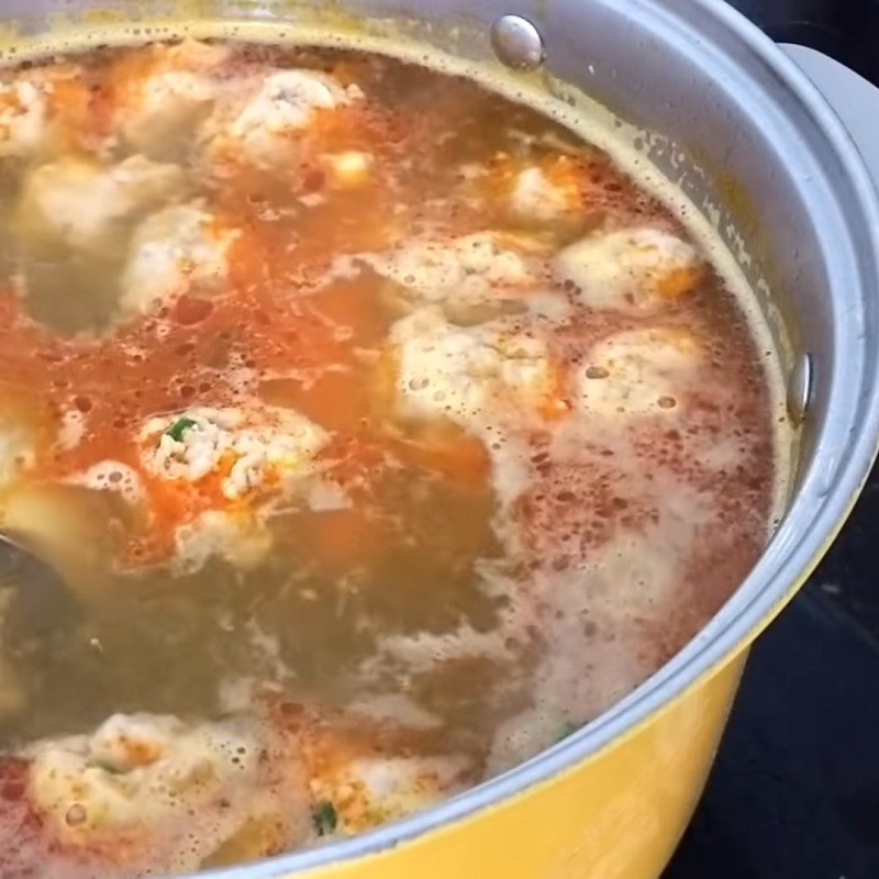 Step 4 Cooking the broth for shrimp and pork leg noodle cake
