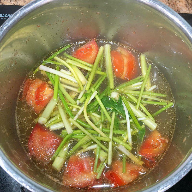Step 2 Cook the broth for Pink Snapper Noodle Soup (recipe shared by a user)