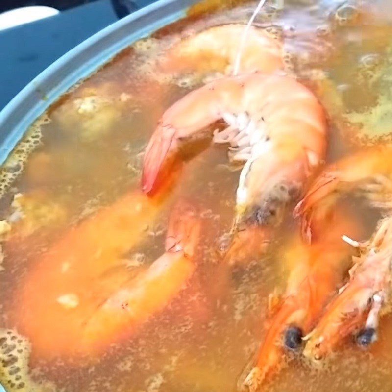 Step 4 Cooking the broth for shrimp and pork leg noodle cake