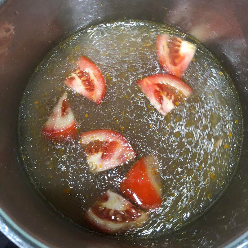 Step 2 Cook the broth for Pink Snapper Noodle Soup (recipe shared by a user)