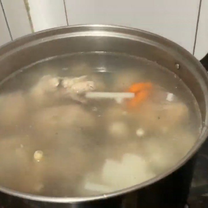 Step 3 Cooking the broth with pork bones and chicken feet