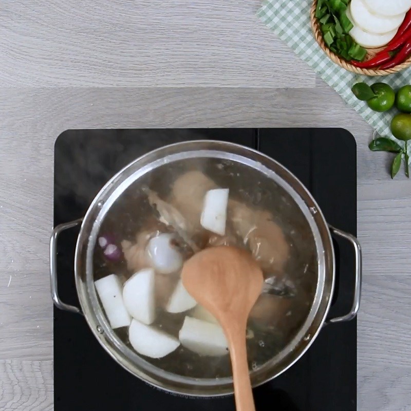 Step 3 Prepare the broth for Mackerel noodle soup in Da Nang