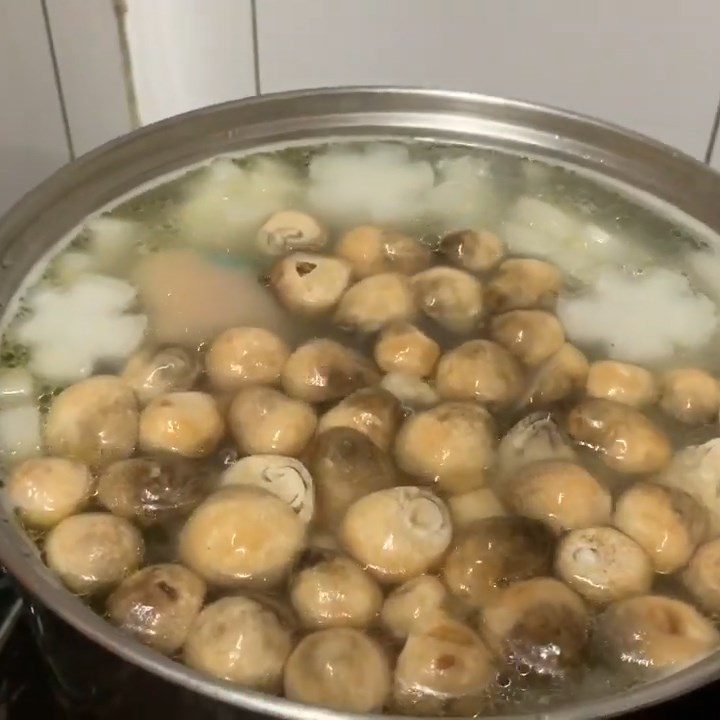 Step 3 Cooking the broth with pork bones and chicken feet