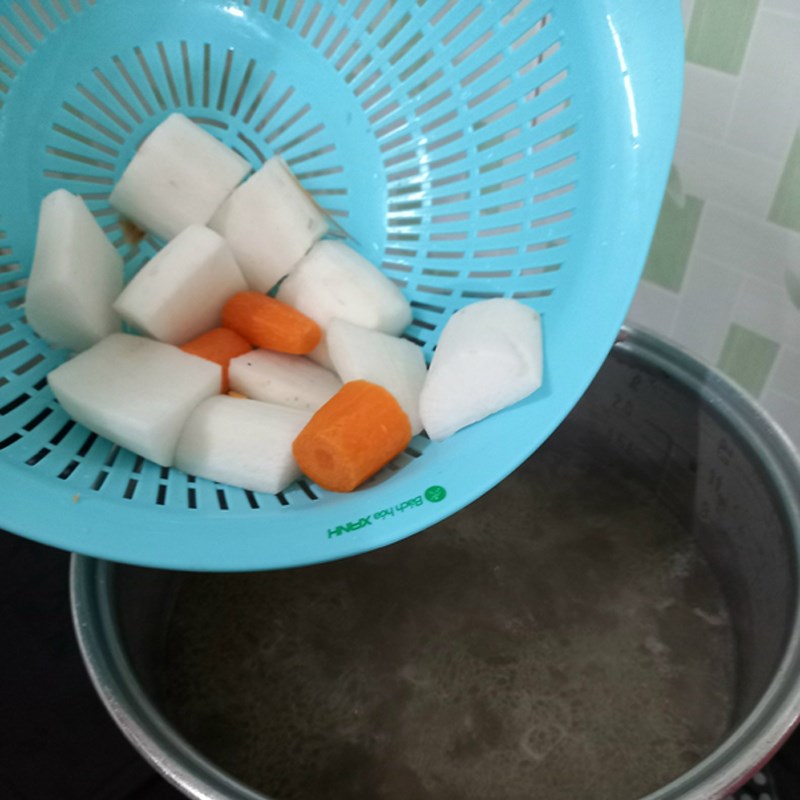 Step 5 Cooking the broth for pork bone noodle soup