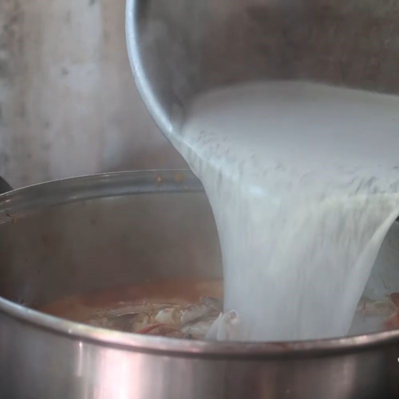 Step 3 Cooking the broth for crab noodle soup with coconut milk