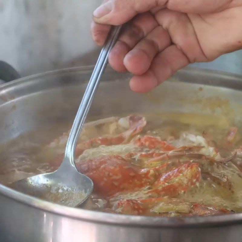 Step 3 Cooking the broth for crab noodle soup with coconut milk