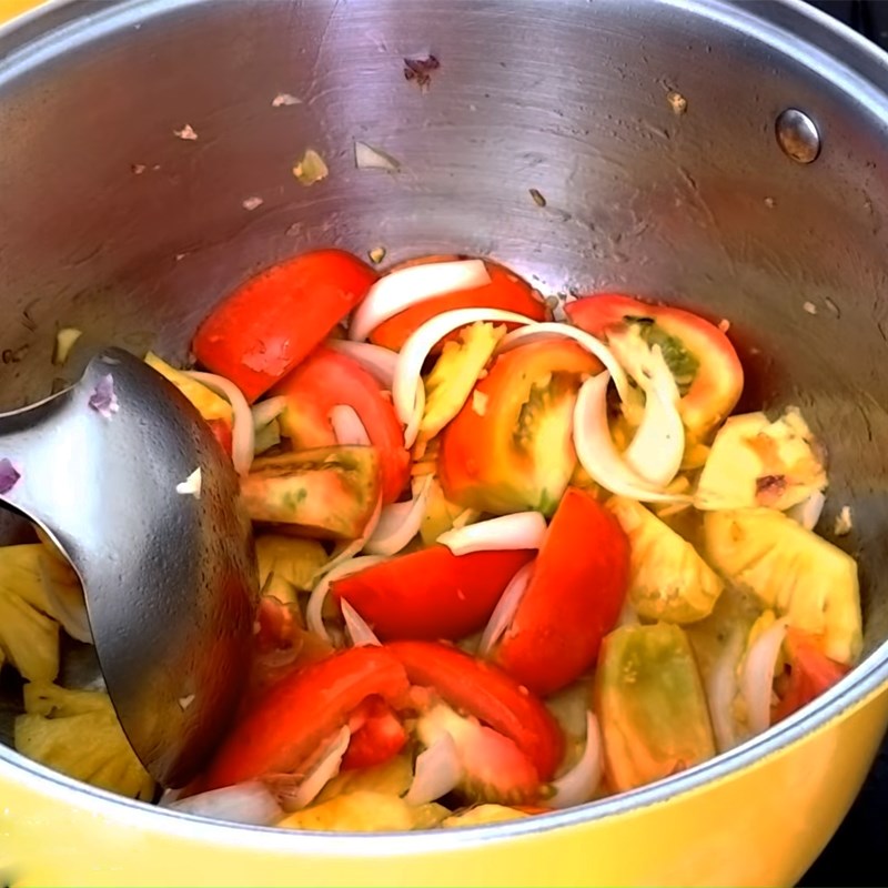 Step 4 Prepare the broth for fish cake noodle soup