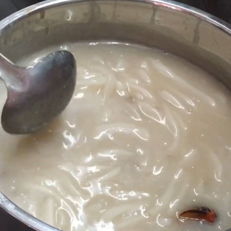 Step 3 Cooking the broth for crab noodle soup with coconut milk